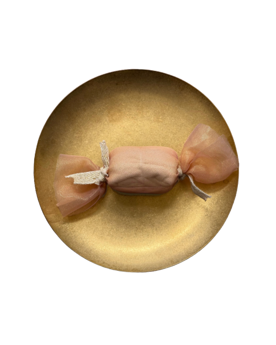 Candy-style muslin fold on a gold plate
